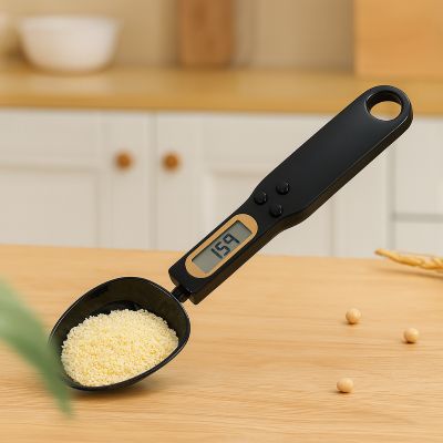 maman utilise cuillere doseuse noire