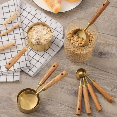 maman utilise cuillere doseuse pour mesurer graines