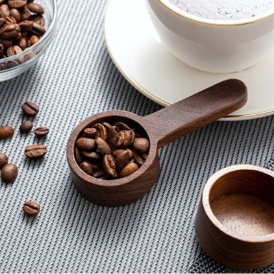 nana prend grains cafe avec cuillere doseuse