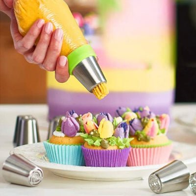 maman ajoute decoration creme au beurre avec douille patisserie