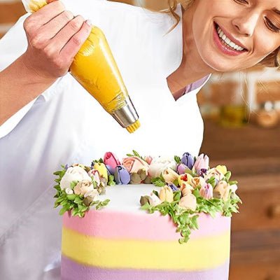 maman decore gateau mariage avec douille patisserie