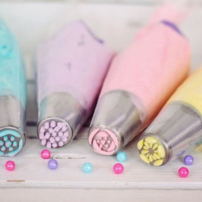 maman utilise douille patisserie avec poche reutilisable