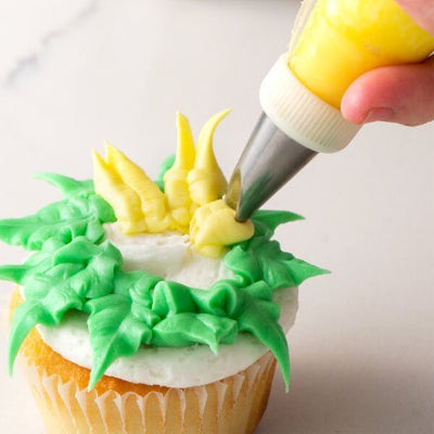 nana decore muffins fleurs avec douille pâtisserie