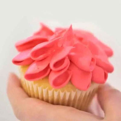 mya decore cupcake avec douille pâtisserie