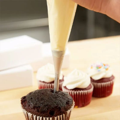 nana decore cupcake avec douille patisserie