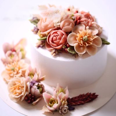 nana décore gâteau mariage avec douille patisserie 