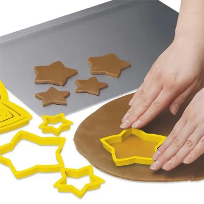découper sablées avec emporte pièce étoile