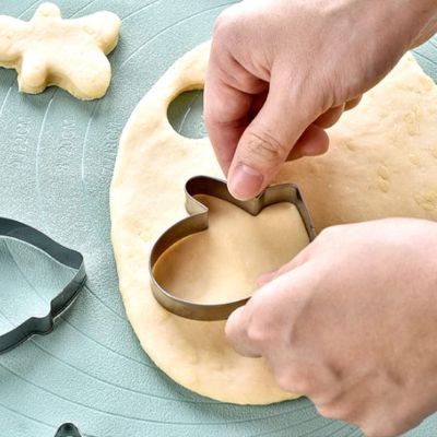  maman decoupe pate biscuit avec emporte piece noel