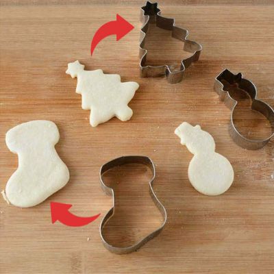  decouper biscuit forme botte avec emporte piece noel