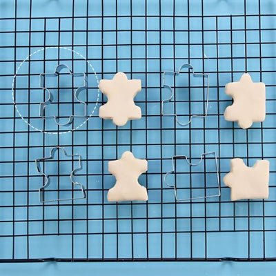 nana decoupe fromage avec emporte piece puzzle