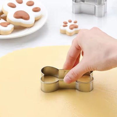 maman decoupe pate biscuite forme os avec emporte piece