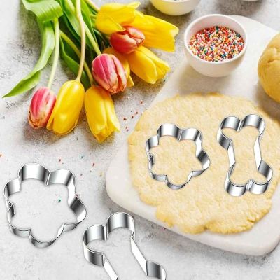 maman decoupe biscuit avec emporte piece patte chien