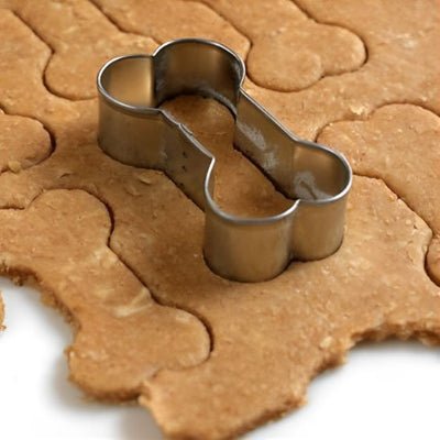 maman decoupe pain epices avec emporte piece