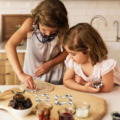 filles utilisent emporte piece pour decoupe biscuit