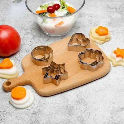 nana decoupe fruits avec emporte-pièces pour biscuits