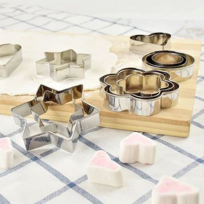 nana decoupe guimauve forme etoile avec emporte-pièces pour biscuits