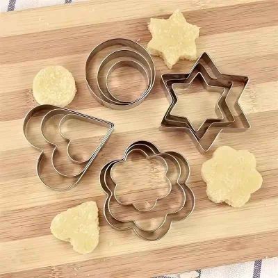 nana decoupe pain forme coeur avec emporte-pièces pour biscuits