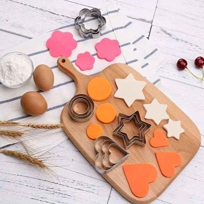 nana decoupe pate sucre avec emporte-pièces pour biscuits