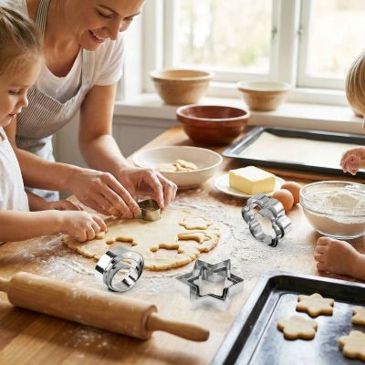 nana et fille preparent biscuits sables avec emporte-pièces pour biscuits