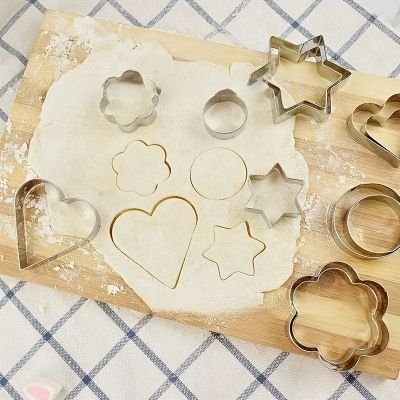 nana decoupe pate sable avec emporte-pièces pour biscuits