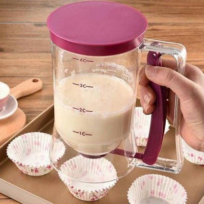 verser pate gateau avec entonnoir a piston en plastique