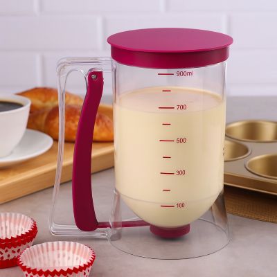 pate gateau liquide dans entonnoir a piston plastique