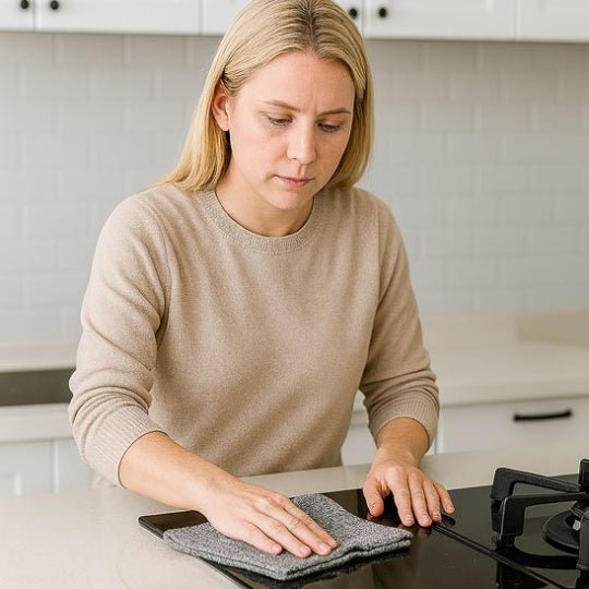 nana nettoie table cuisine avec essuie main