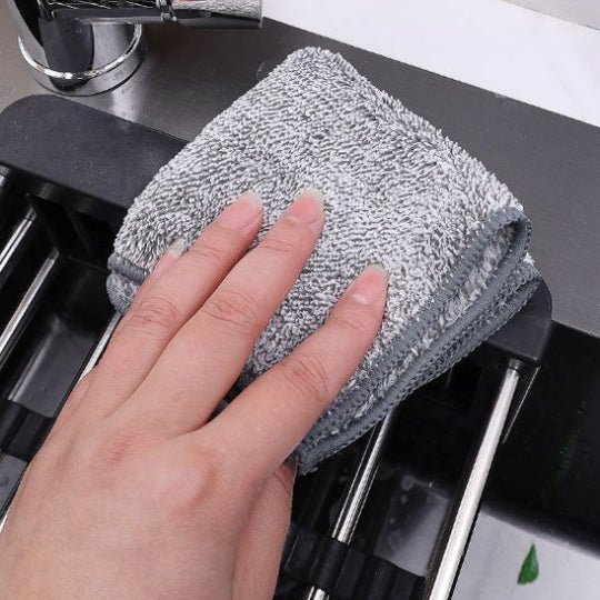 nana nettoie plan de travail avec essuie main