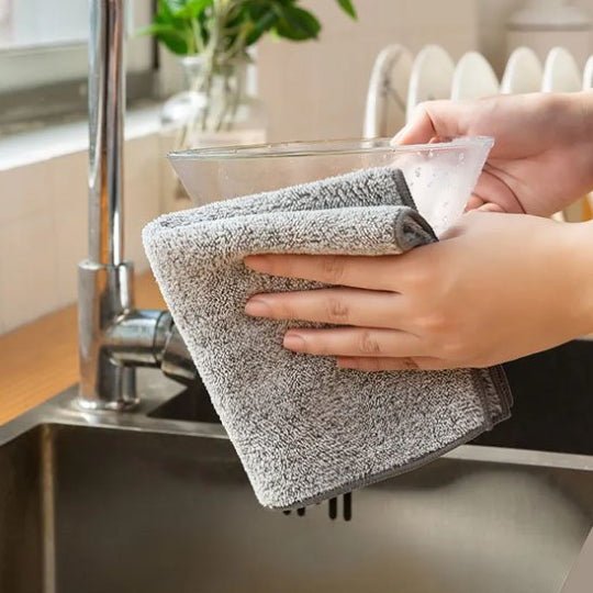 nana nettoie assiette avec essuie main