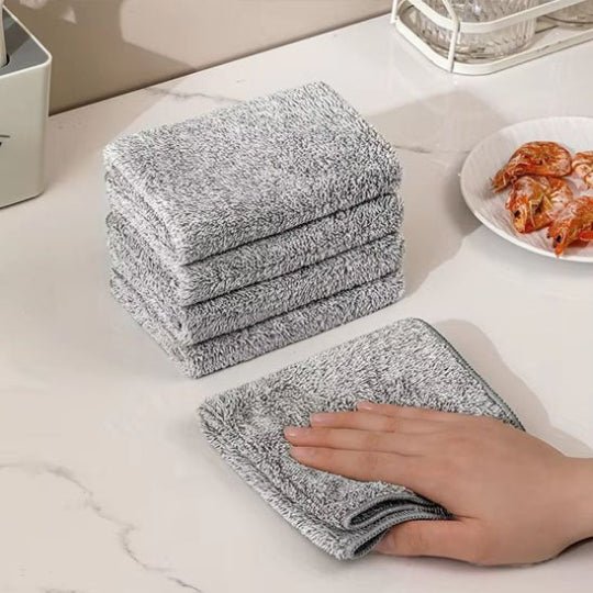 nana nettoie comptoir avec essuie main