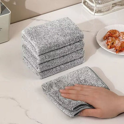 nana nettoie comptoir avec essuie main