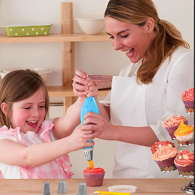 fille et maman decorent cupcakes avec douille patisserie