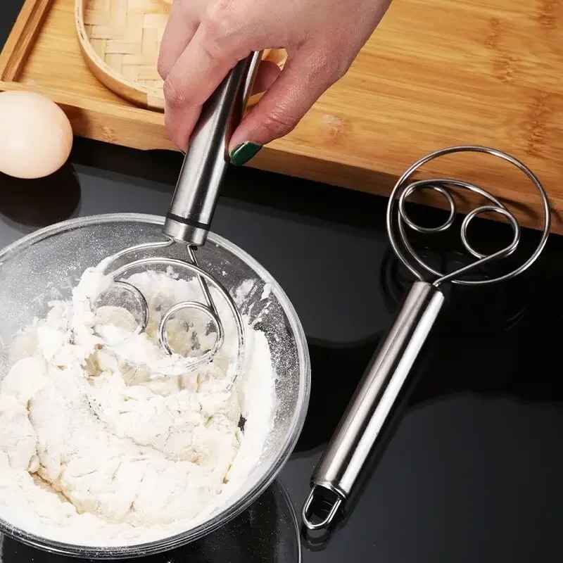 remuer farine et sucre avec fouet danois