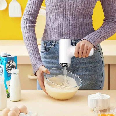 mama mélamge pate gâteau avec fouet electrique 