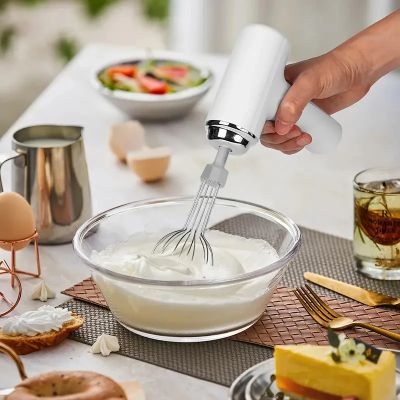 fouetter blanc oeufs avec fouet electrique 