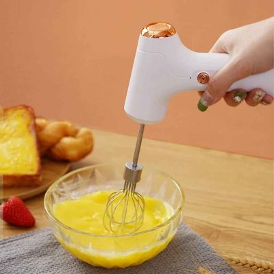 nana mélange oeufs avec fouet électrique