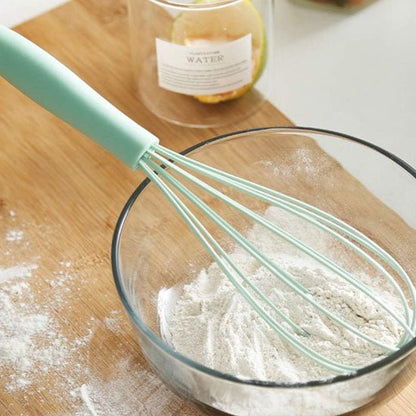 melanger farine et levure avec fouet