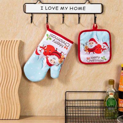 maman accroche gant de cuisine motif noel au mur