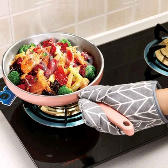 nana prend poele avec gant de cuisine