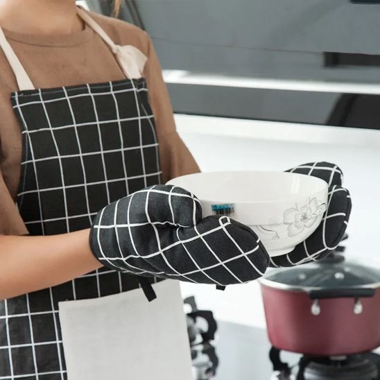 nana souleve bol chaud avec gant de cuisine