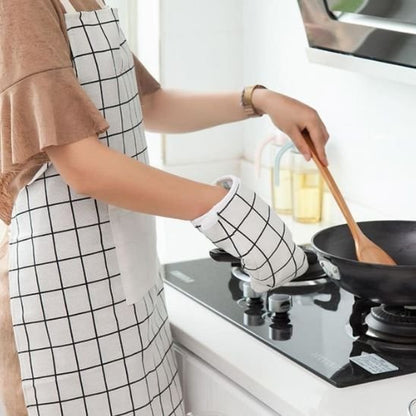 maman tiend poele avec gant de cuisine
