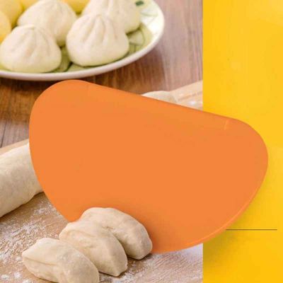 mamy coupe pate pizza avec grattoir a pate