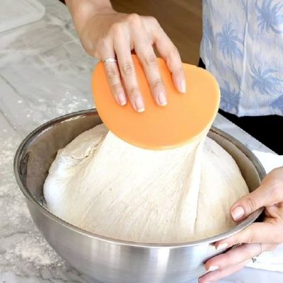 nana ramasse pate beignet avec grattoir a pate