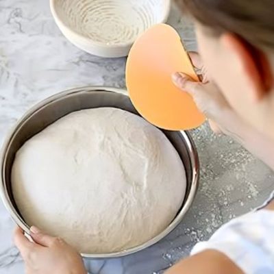 nana ramasse pate pizza avec grattoir a pate