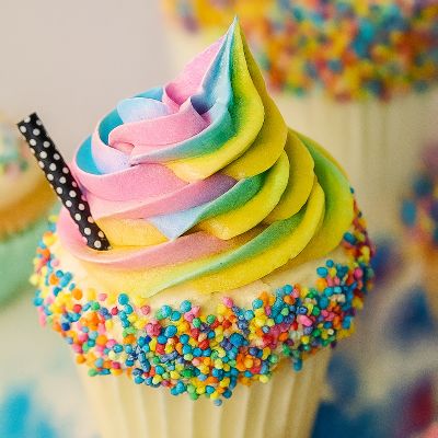 maman ajoute decore bicolor sur gateau avec poche a douille