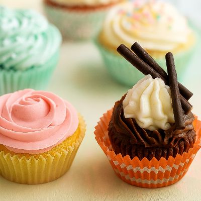 maman ajoute decore creme chocolat avec poche a douille
