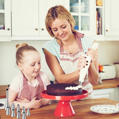 maman ajoute glaçage sur gateau avec poche a douille