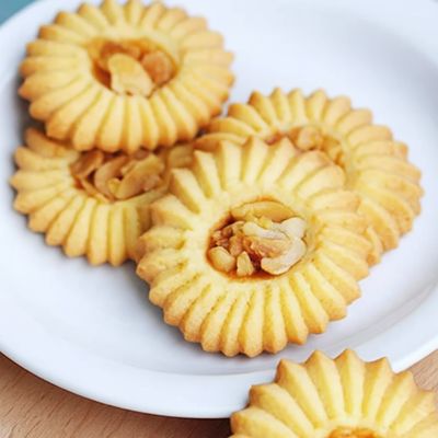 maman confectionne biscuits avec douille patisserie