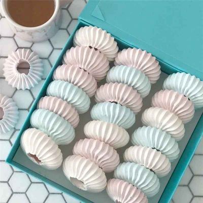 maman cuit meringues cree avec douille patisserie