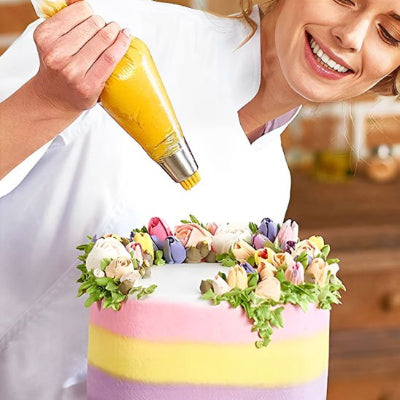 maman decore gateau mariage avec douille patisserie